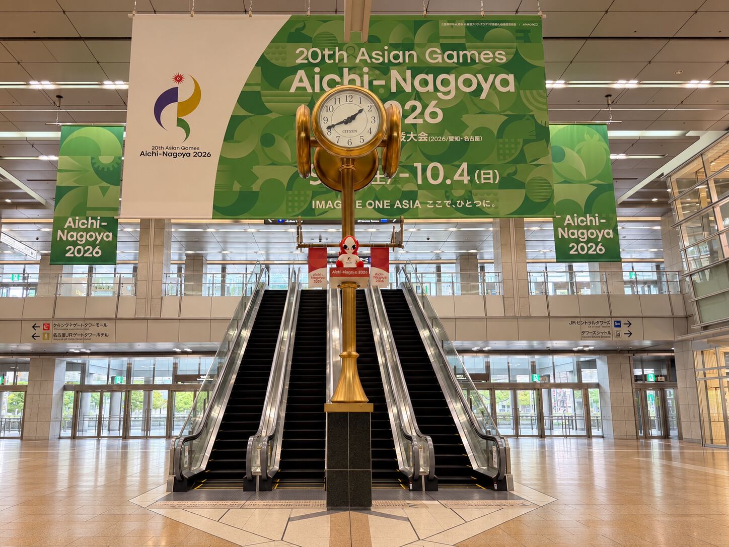 The Gold Clock, a well-known meeting point on the Sakura-dori side of Nagoya Station's central concourse.