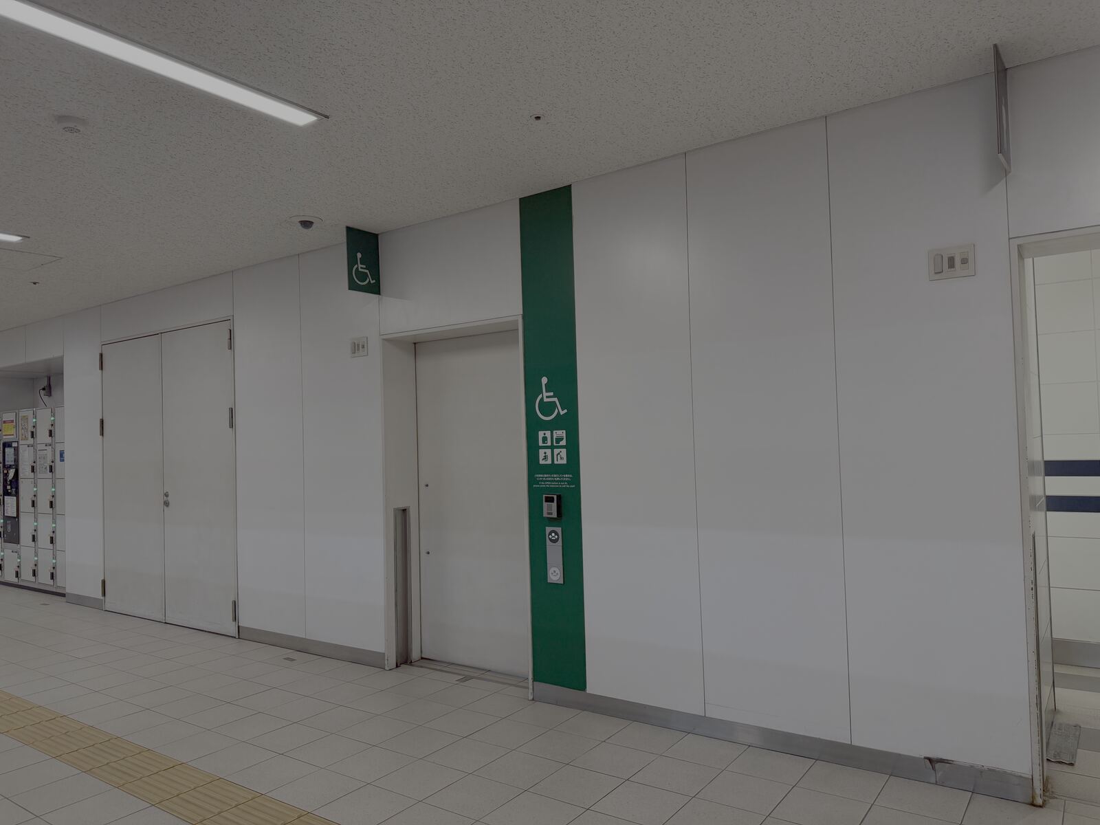 Men's and women's toilet signs in the corridor near the Nagoya Station bus terminal.